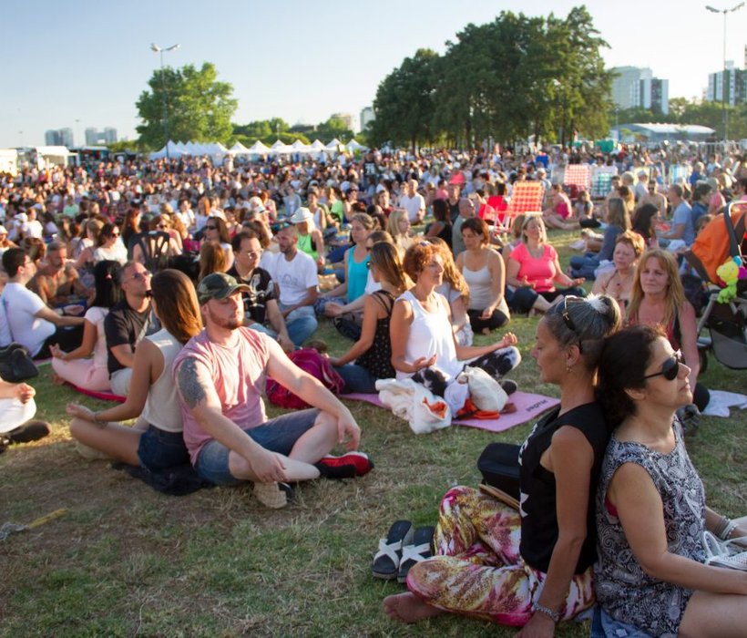 Personas meditando juntas en el parque